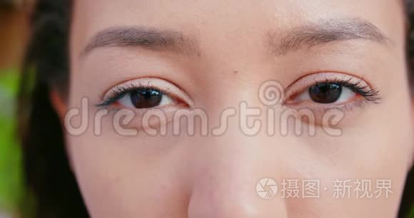 亚洲女士的眼睛在户外闪烁视频
