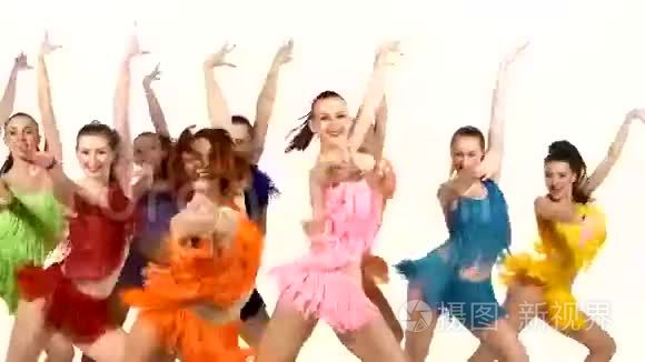 女孩们穿着五颜六色的连衣裙同步跳舞