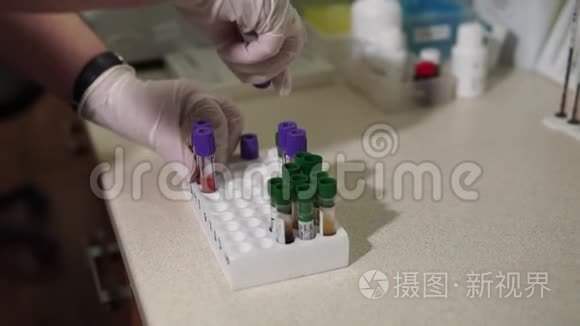 试管被插入生化分析仪视频