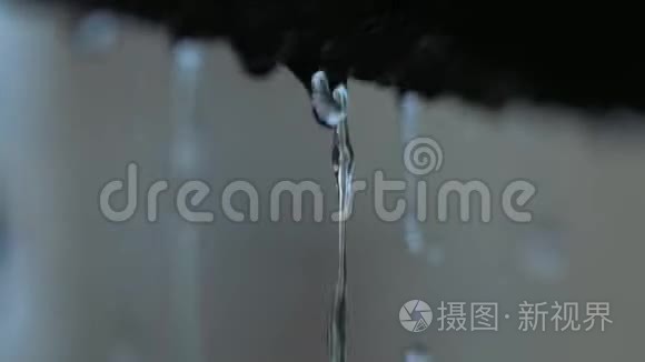 雨水从屋顶滴下来