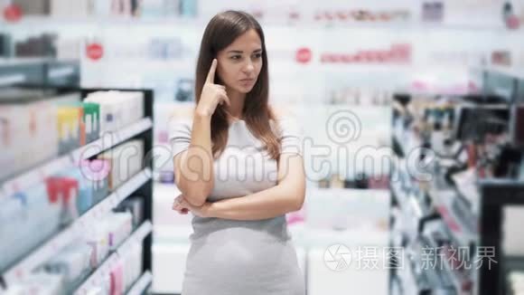 化妆品店里的女人想买哪种产品，慢动作，搞笑视频