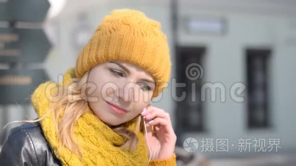 戴帽子的女人享受音乐视频