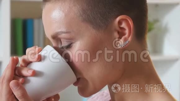 可爱的白种人女人床上端着茶