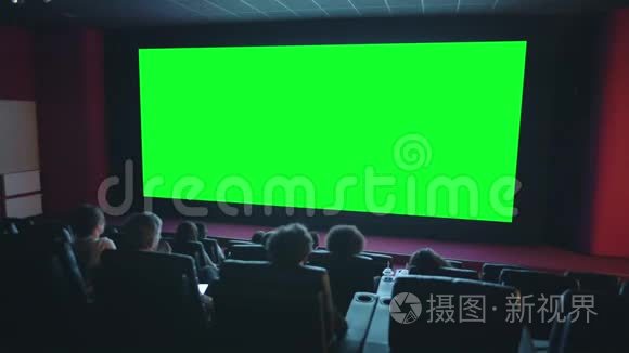 慢镜头观众拍手看绿色关键影院屏幕