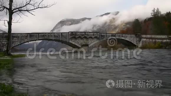 秋日阿尔卑斯山山谷中的时光流水