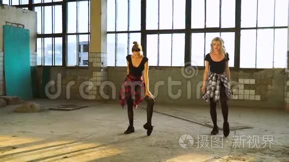 在老厂房里的漂亮舞者视频