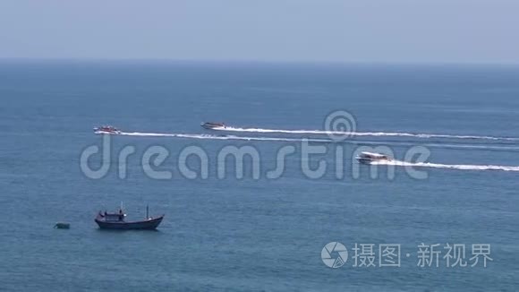 快艇在蓝海湾快速冲浪视频