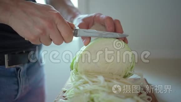 慢动作男用铁线刀切菜素食沙拉视频