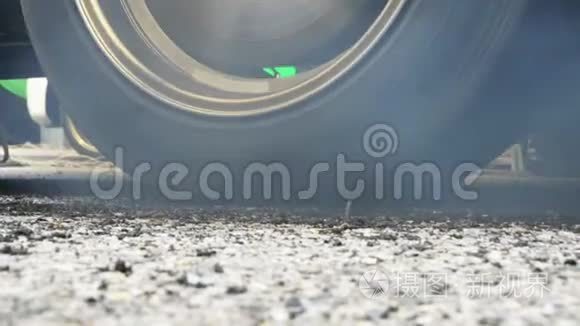 赛车在起跑线上燃烧轮胎视频