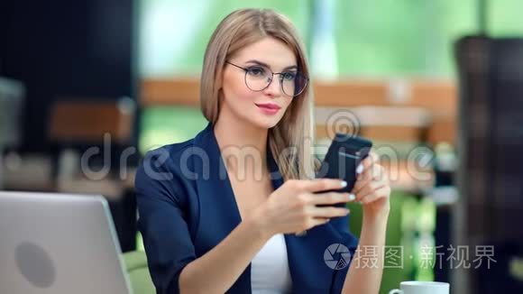 时尚微笑的商务女性，戴着时尚眼镜聊天，使用智能手机享受休息
