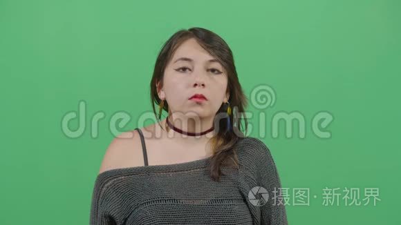 女人让脸颊发炎视频