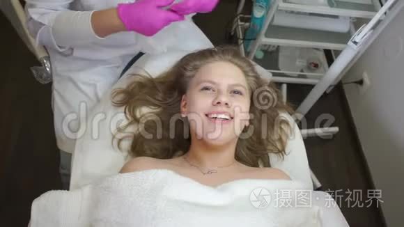 女孩带了一个医生美容师视频
