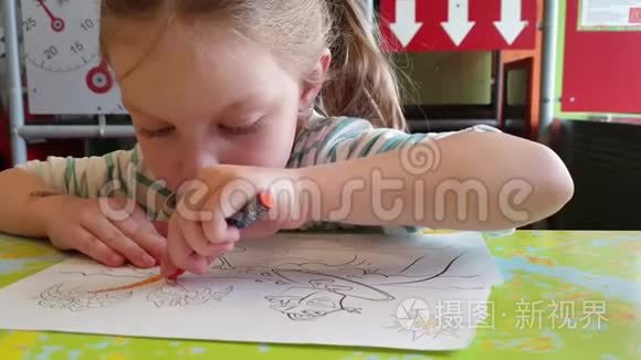 小女孩在快餐店里画铅笔。