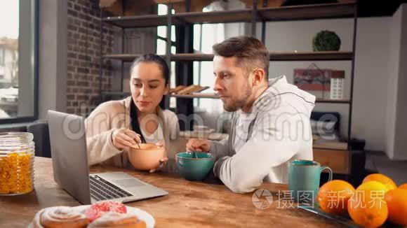 男人和女人一边吃一边欣赏电影