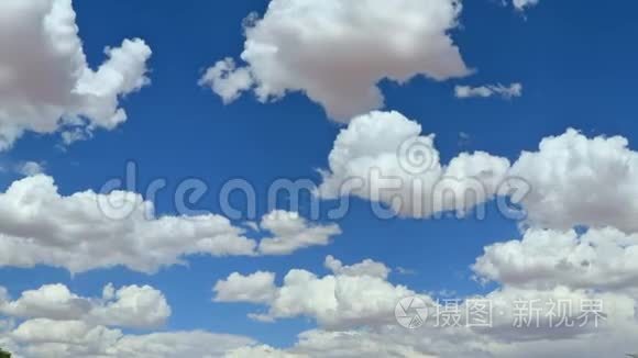 在晴朗的天空中的云视频