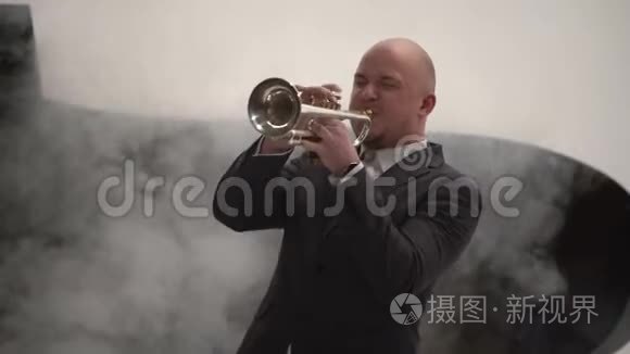 爵士音乐家吹喇叭视频