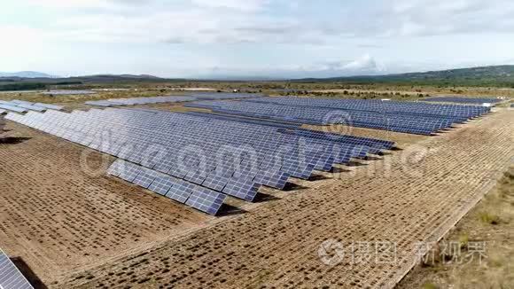 太阳电池板吸收太阳光并产生能量的空中镜头，镜头稍微向左转