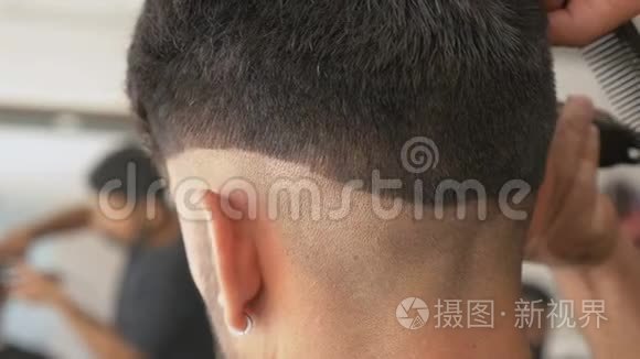 男性发型师修剪顾客的头发视频