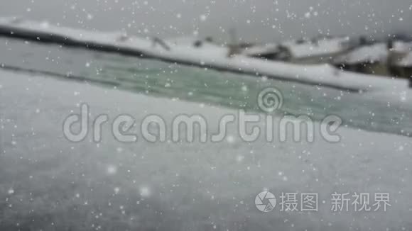屋顶和窗户上的雪视频