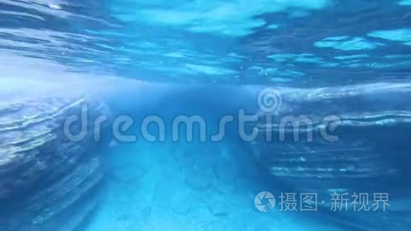 海平面下洞穴入口的水下景观视频