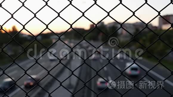 伊斯坦布尔电线围栏后夜间交通视频