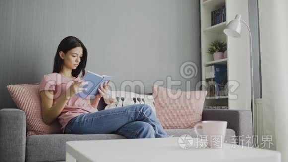 女人在家里沙发上看书和表演