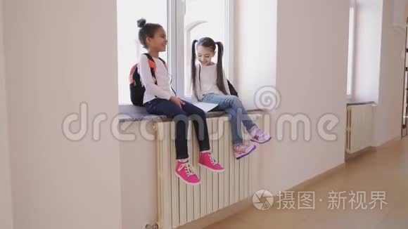 两个快乐的孩子坐在窗台上笑视频