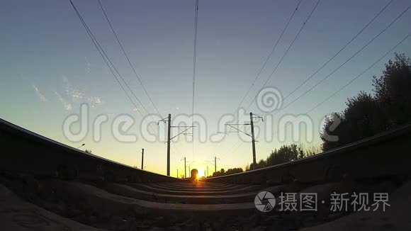 火车，从下面看。 日落