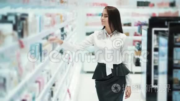 快乐的女人在化妆品店里选择香水，在测试器上喷洒，嗅嗅