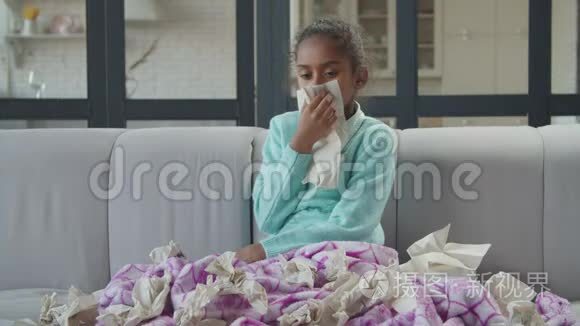 生病的女孩在家里用纸巾吹鼻子视频