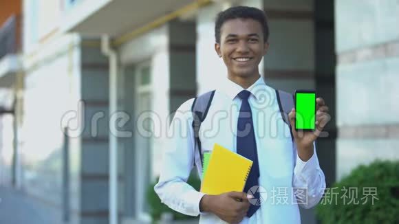 性格开朗的混血男学生，课本显示绿色屏幕手机