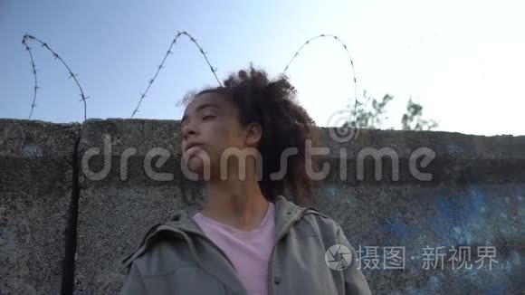 少女看着铁丝网梦想越狱，少年犯罪