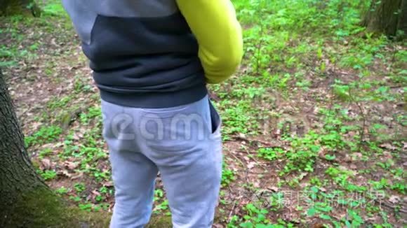户外的人在树林里撒尿短视频