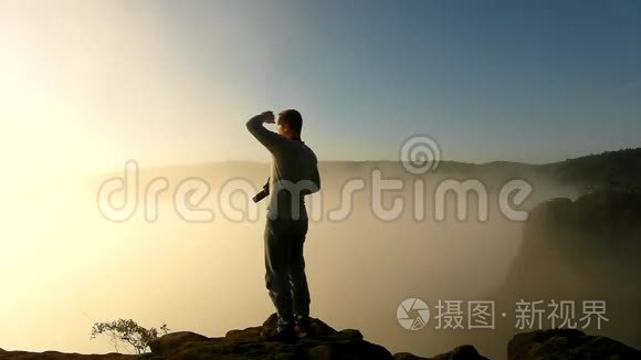 在壮丽的雾蒙蒙的日出中，在一座美丽的砂岩石峰山中拍摄的照片。