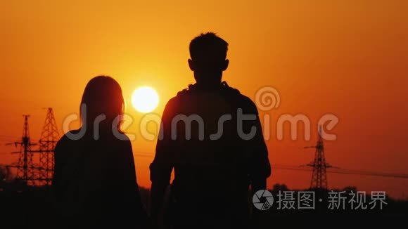 几位游客欣赏城市的日落，后景