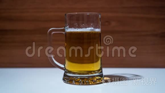 装满白色泡沫的啤酒杯