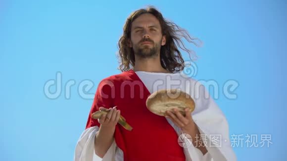 耶稣展示鱼和面包,圣经故事,关于喂养成千上万的奇迹短视频