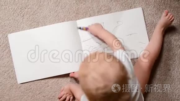 孩子用蜡笔在相册上画画视频