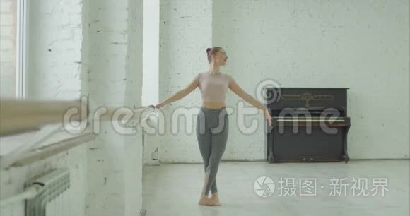 芭蕾舞演员在酒吧表演消遣视频