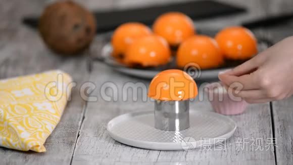 制作慕斯糕点，明胶甜点，橙色镜面电弧。