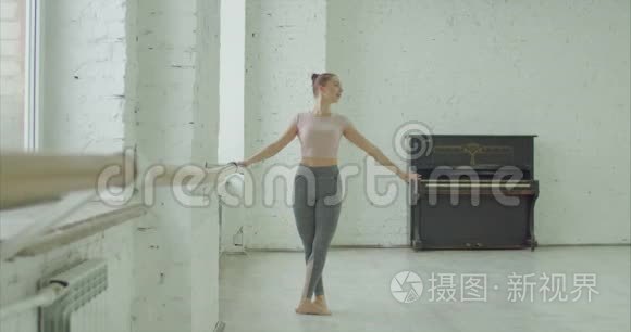 芭蕾舞演员在酒吧表演小动作视频