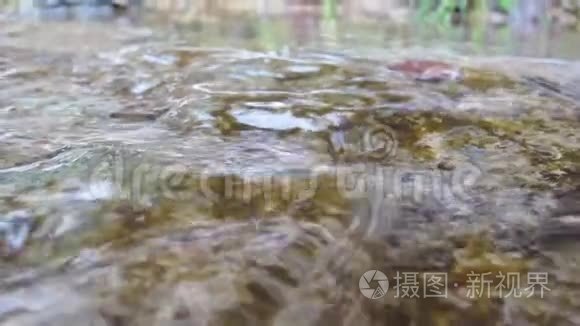 把水注入天然水库视频