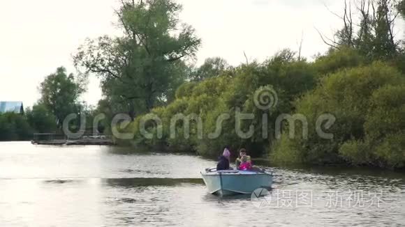 一家人在湖上划船