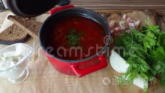 自制红罗宋汤在大汤锅中煮沸。 传统的乌克兰俄罗斯酸汤，有甜菜面包猪油酸奶油