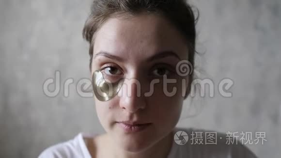 特写女性肖像-眼睛补丁，以提升和滋润皮肤后，一个不眠之夜。 生物和生态