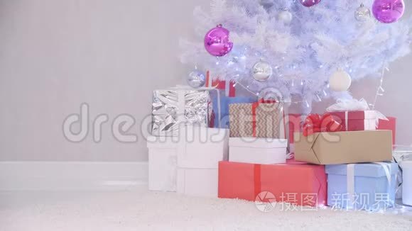 不耐烦的小男孩晚上偷偷溜到圣诞树前，这时没人看见并打开一个礼物盒，往里面看