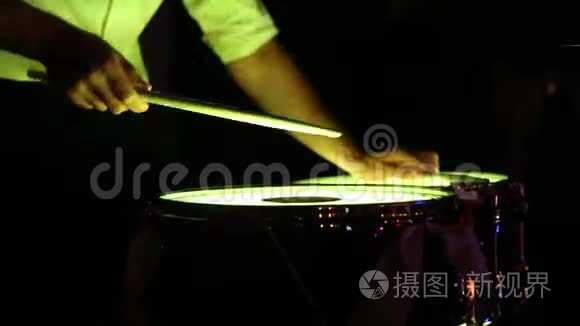鼓手在轻鼓上演奏棍棒的平均节奏。 四周很黑