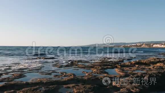 带波浪的地中海落基海岸。 海水到达岩石海岸。 美丽的海浪拍打在石头上。 credi