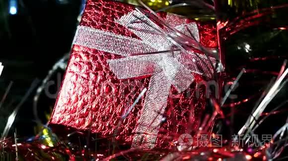 圣诞红礼盒.. 树下的漂亮礼物。 新年`的内部。 圣诞树，节日快乐。 圣诞节