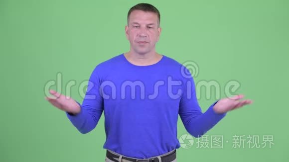 有男子气概的成熟男人挥手不视频